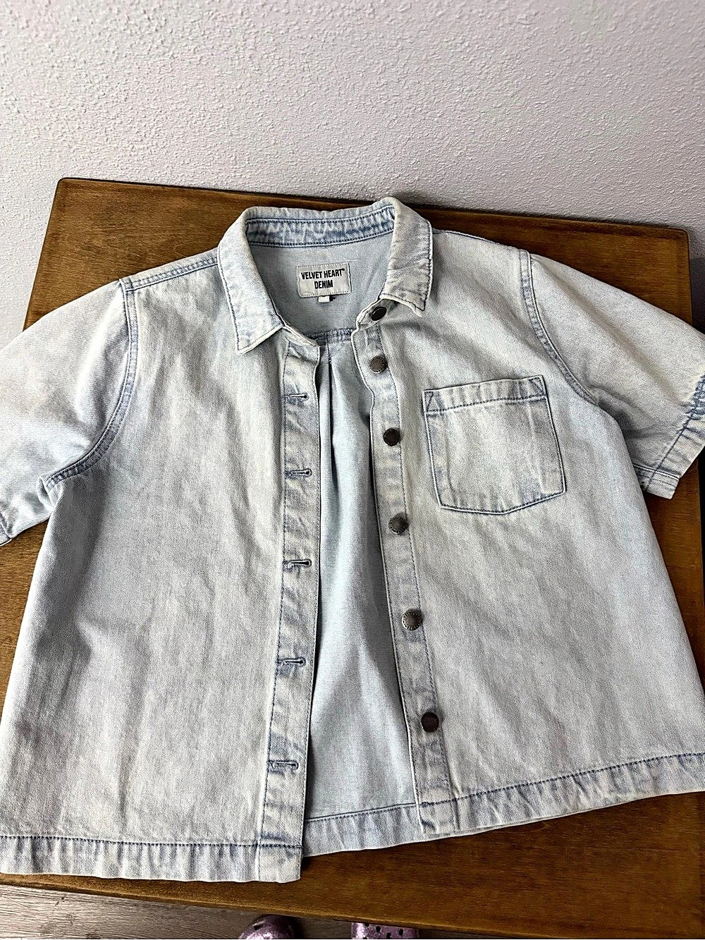 Velvet Heart Denim Short Sleeve Button Down in Blue Size Medium Like New